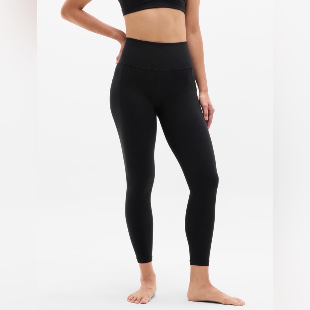 Athleta Salutation Stash Pocket 7/8 Tights in Black